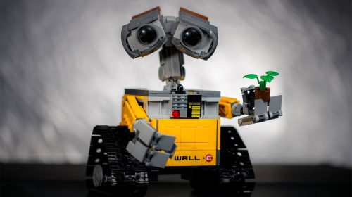 Imagen de robot sosteniendo planta de legos via Unsplash