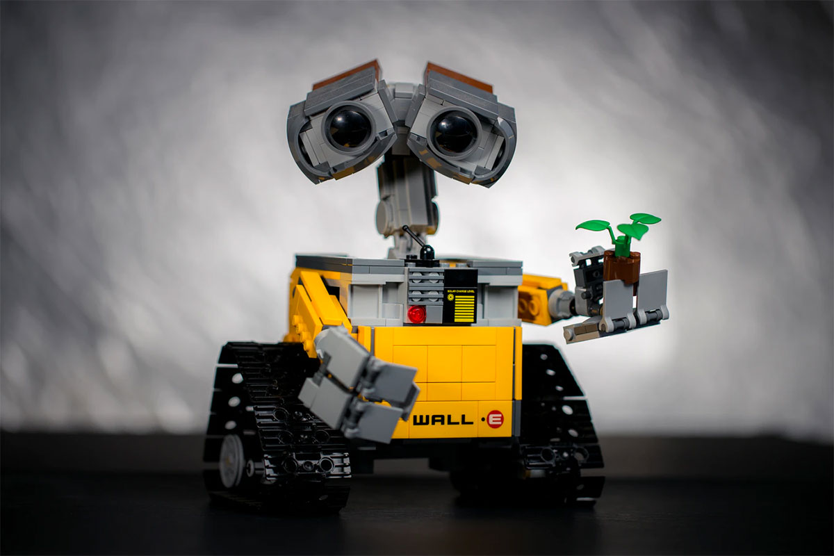 Imagen de robot sosteniendo planta de legos via Unsplash