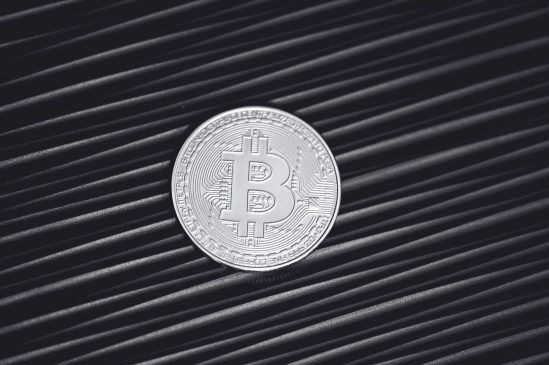bitcoin blanco y negro unsplash