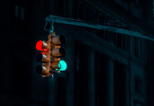 caos-trafico-semaforo-unsplash
