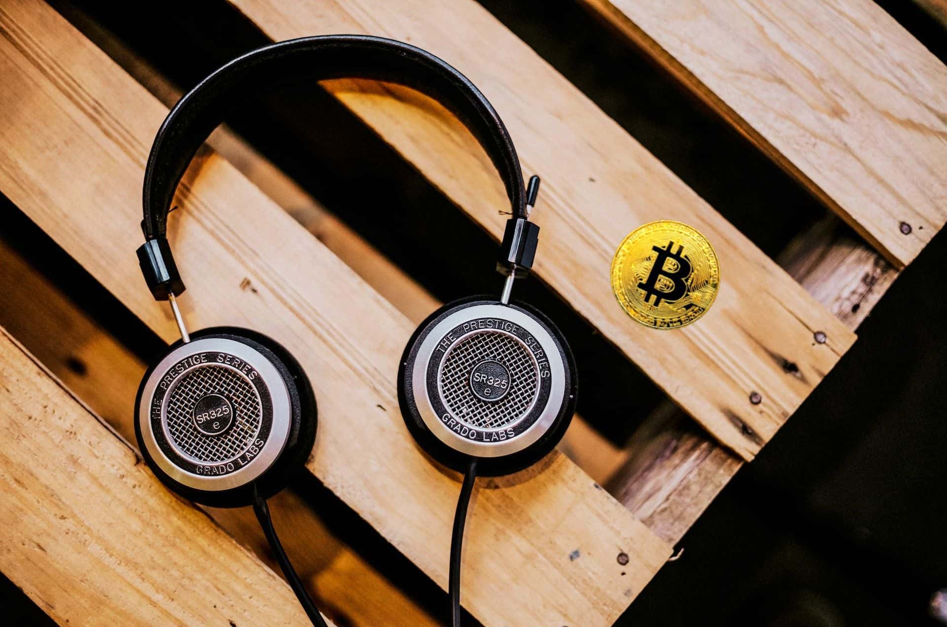 audifonos podcast musica bitcoin unsplash canva