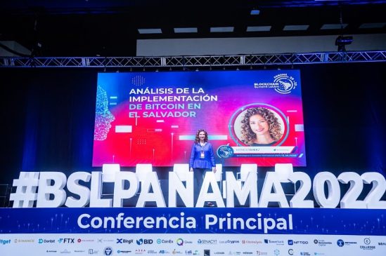 Conferencia celebrada durante el Blockchain Summit LatAm 2022 en Panamá