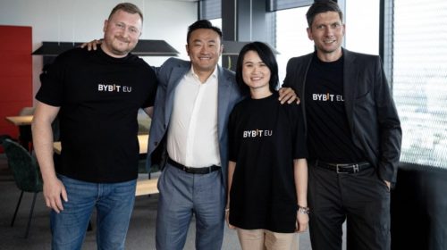 De izquierda a derecha: Dmitrij Uskov (COO y Director General, Bybit EU), Ben Zhou (Cofundador y CEO, Bybit), Mazurka Zeng (CEO y Director General, Bybit EU) y Georg Harer (Jefe de Asuntos Legales y Cumplimiento y Director General, Bybit EU) compartieron los últimos desarrollos de la empresa en la conferencia de prensa celebrada en la sede de Bybit EU en Viena, Austria. #Bybit / #BybitEU / #MiCAR