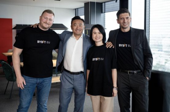 De izquierda a derecha: Dmitrij Uskov (COO y Director General, Bybit EU), Ben Zhou (Cofundador y CEO, Bybit), Mazurka Zeng (CEO y Director General, Bybit EU) y Georg Harer (Jefe de Asuntos Legales y Cumplimiento y Director General, Bybit EU) compartieron los últimos desarrollos de la empresa en la conferencia de prensa celebrada en la sede de Bybit EU en Viena, Austria. #Bybit / #BybitEU / #MiCAR